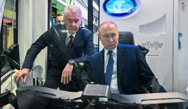 Путин и Собянин запустили тестирование первого отечественного беспилотного поезда