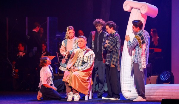 Члены Содружества школьных театров Москвы поздравили столичных актеров с Днем артиста