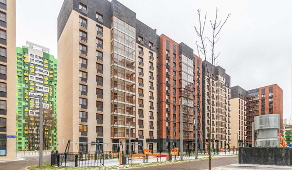 Жители трех старых домов начали переселяться в ЖК по программе реновации на улице Лобачевского