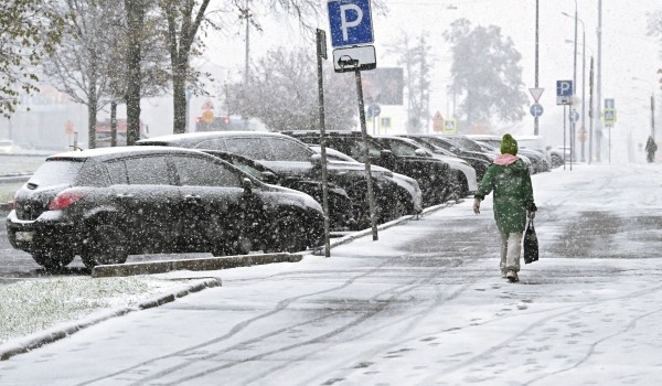 Почти 900 участков хаотичной парковки устранили в Москве в 2025 году