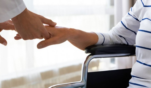 Трость, кресло-коляска, противопролежневый матрас. Как получить изделия для реабилитации в Москве?