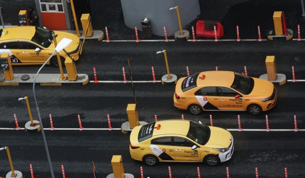 Москвичи могут припарковать автомобиль на время посещения лыжной базы на парковке со шлагбаумом