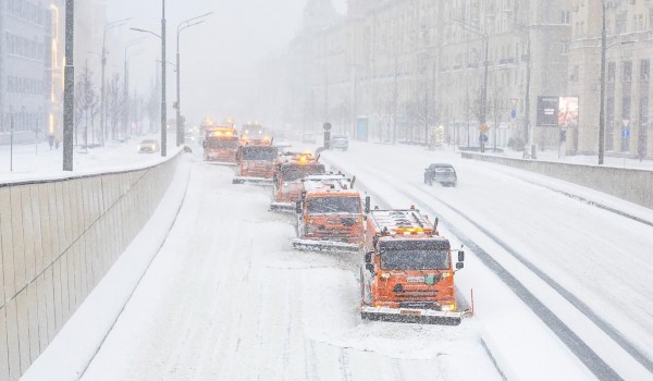Городские службы устраняют последствия сильного снегопада