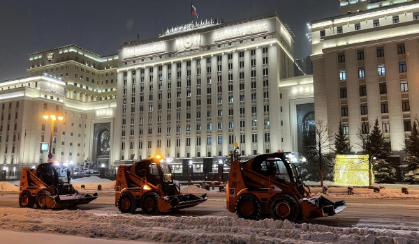 Городские службы Москвы продолжают работать круглосуточно из-за снегопада