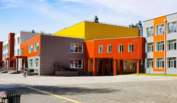 Еще две школы за счет средств городского бюджета реконструировали в столице