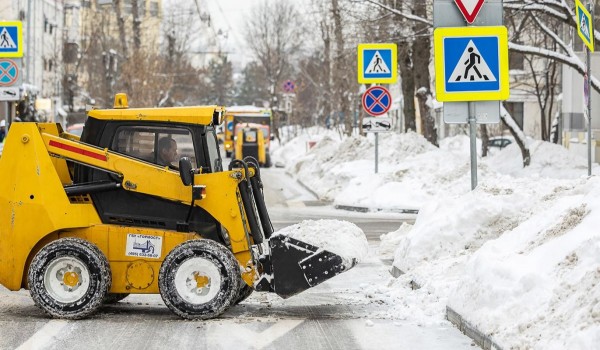 Городские службы Москвы продолжают круглосуточно устранять последствия снегопада