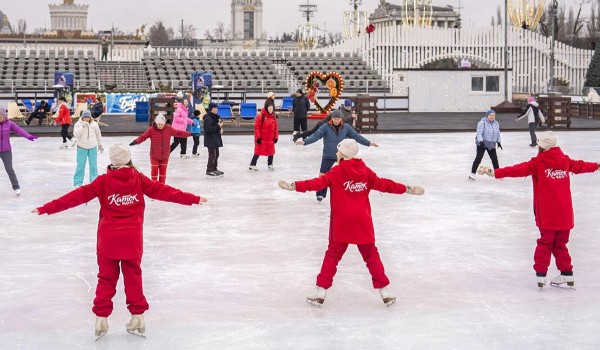 Москвичей пригласили принять участие в зарядках на льду, тренировках и играх на ВДНХ