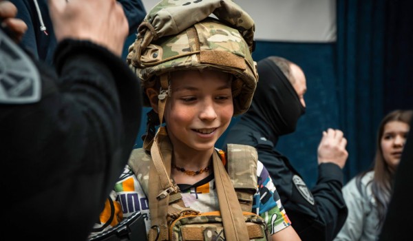 Сотрудники СОБР «Центр» Росгвардии провели урок мужества для школьников столицы