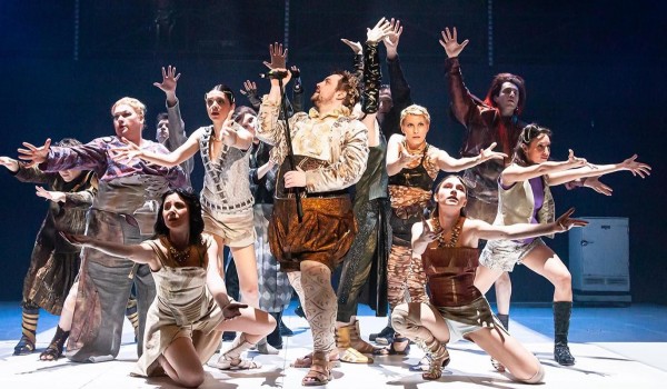 Билеты на спектакли театра «Шалом» на новой сцене можно найти в «Мосбилете»