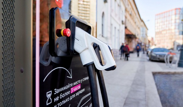Как быстро зарядить электрокар в Москве и какие льготы есть для владельцев экологичного транспорта?