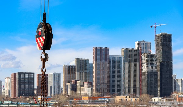 Количество нарушений при использовании объектов недвижимости в ЮЗАО за 2025 год снизилось более чем на 40%