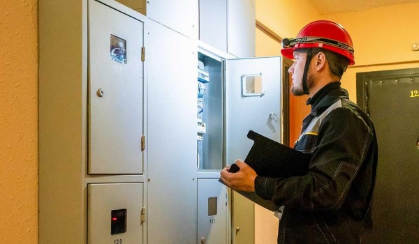 Специалисты заменили в жилых домах 340 тыс. электросчетчиков в Москве за год бесплатно