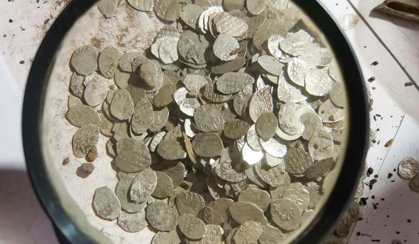 Найденный в центре Москвы клад со старинными монетами направлен на исследование