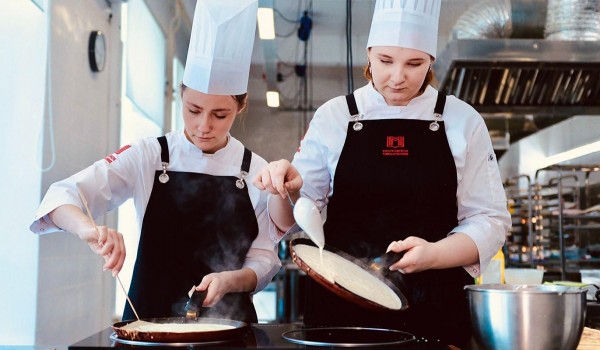 Студенты московских колледжей научат москвичей готовить блины на Масленицу