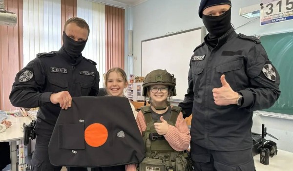 Сотрудники спецподразделения столичного главка Росгвардии провели Урок мужества