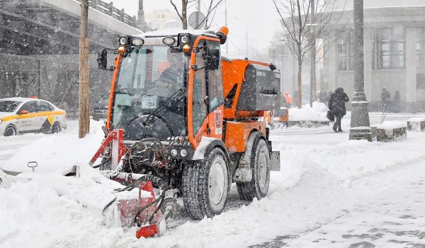 Уборку снега со столичных дорог выполняют круглосуточно