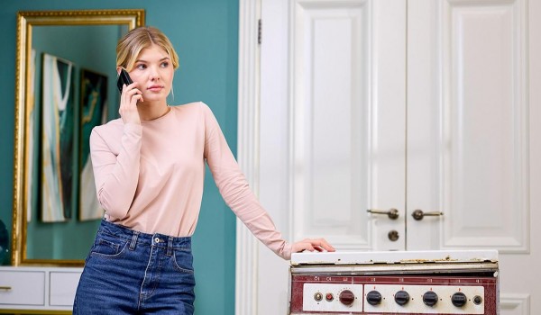 Москвичи могут заказать вывоз ненужных вещей и химчистку мебели онлайн