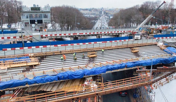 Собянин: Реконструкция Воробьевского путепровода должна завершиться осенью