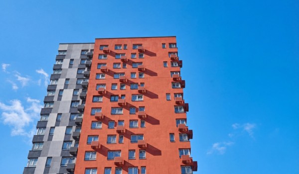 Фасадные работы завершились в доме на 364 квартиры в Филимонковском районе