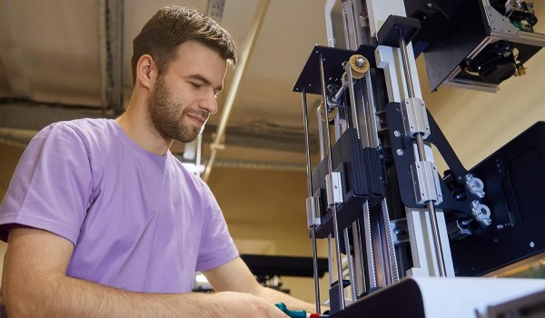 Компания из Москвы представила планетарный сканер с технологией ИИ для оцифровки документов