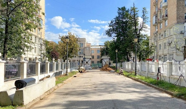 Реставраторы спасают пилоны парадных ворот Александринского дворца
