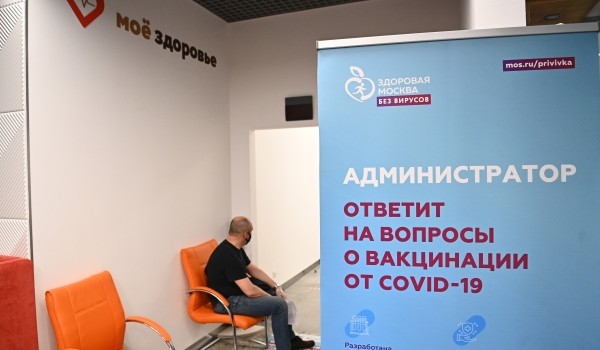 Соцработники возобновили работу по информированию столичных пенсионеров о вакцинации от COVID-19